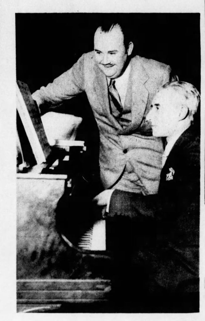 1928년 모리스 라벨과 재즈 악단 지휘자 폴 화이트먼이 피아노 앞에서 악보를 보는 신문 사진