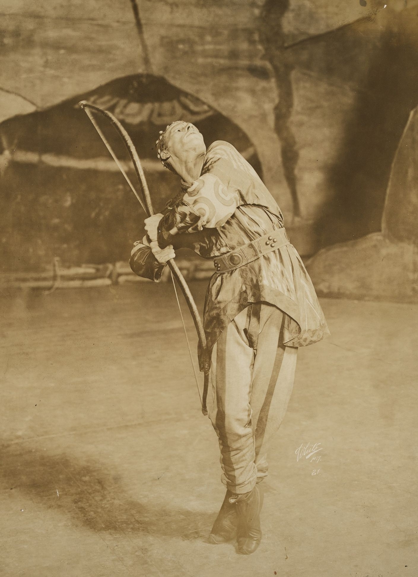 1916년 발레뤼스 공연에서 폴로베츠인 전사장을 맡은 배우